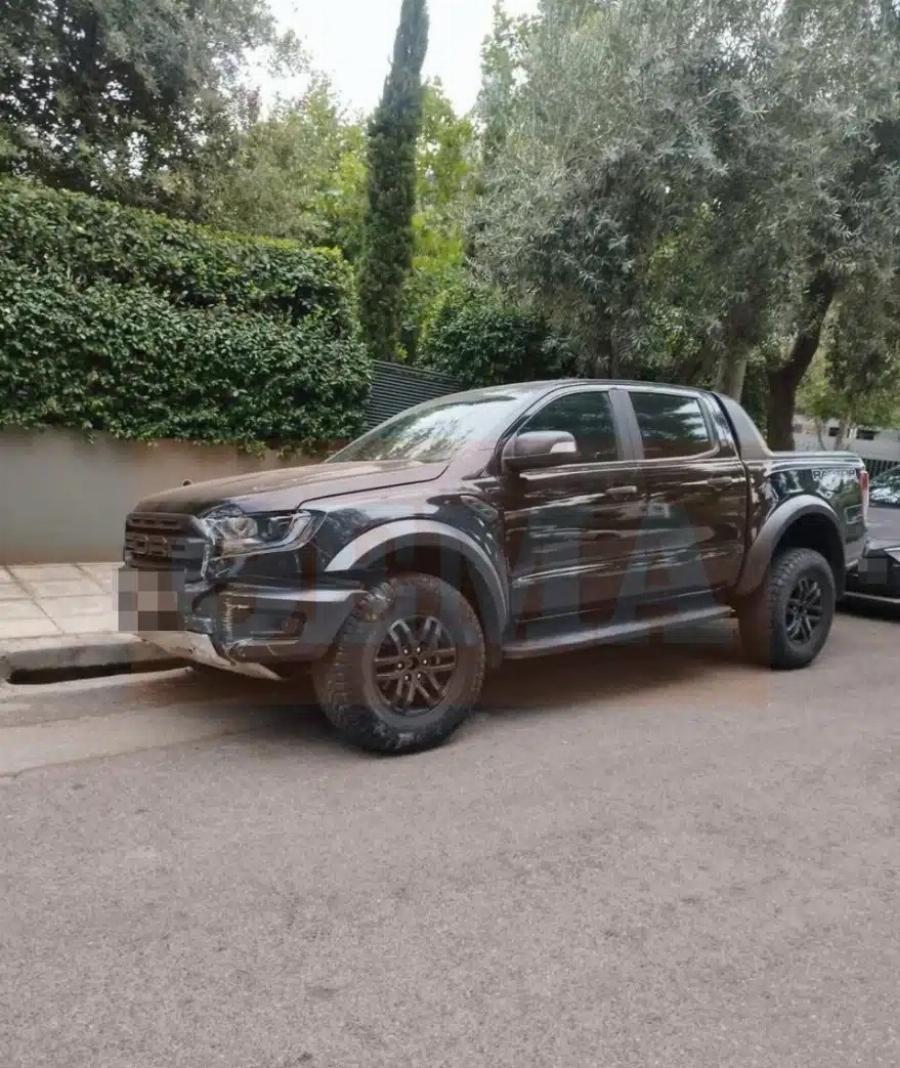 Βασίλης Μπισμπίκης: Η στιγμή που οδηγείται στην Ευελπίδων με xειpoπέδες