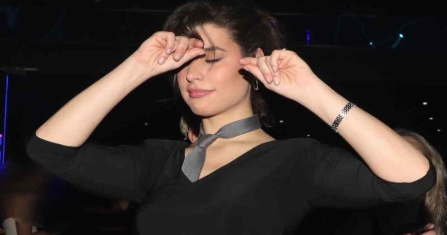 Αγαπημένη ηθοποιός τα «έσπασε» στα μπουζούκια με τις φίλες της! Ο ξέφρενος χορός που τράβηξε τα βλέμματα