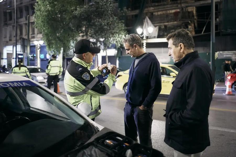 Χαμός με την φωτογραφία του Μητσοτάκη – Γιατί έκανε αλκοτέστ πεζός;