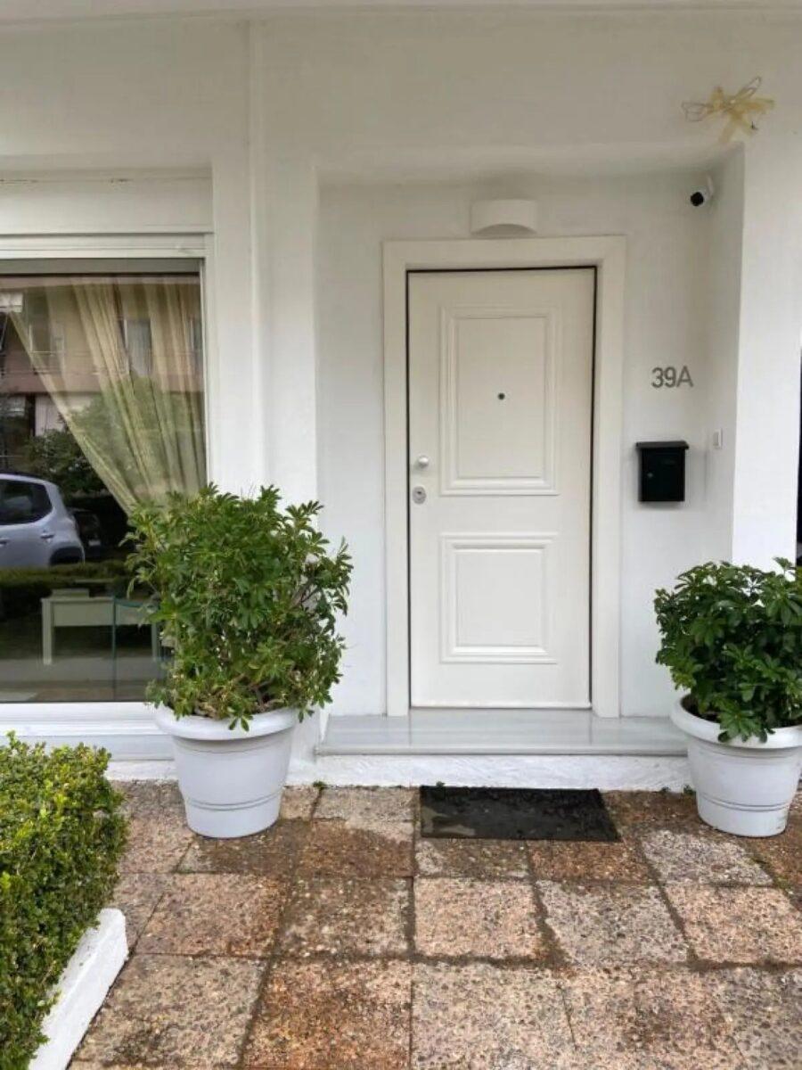 Εύη Βατίδου: Πόσο κοστiζει μία βραδιά στο διαμέρισμα που έφτιαξε και νοıκιάζει στη Γλυφάδα