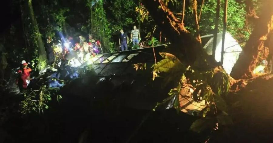 Φρικτό τροχαίο το βράδυ: Μετωπική σύγκρουση λεωφορείου με φορτηγό – 11 νεκροί