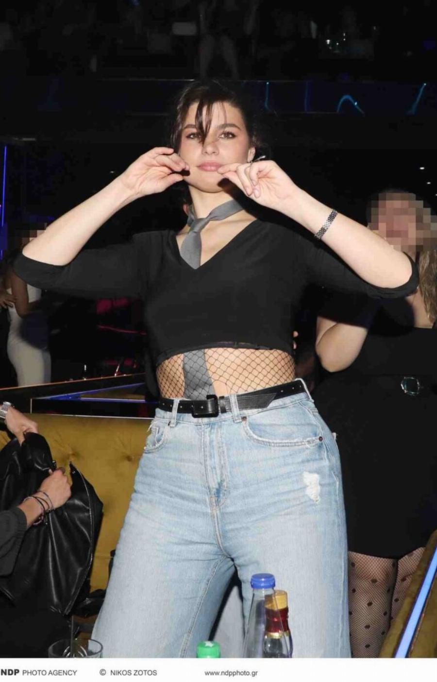 Αγαπημένη ηθοποιός τα «έσπασε» στα μπουζούκια με τις φίλες της! Ο ξέφρενος χορός που τράβηξε τα βλέμματα