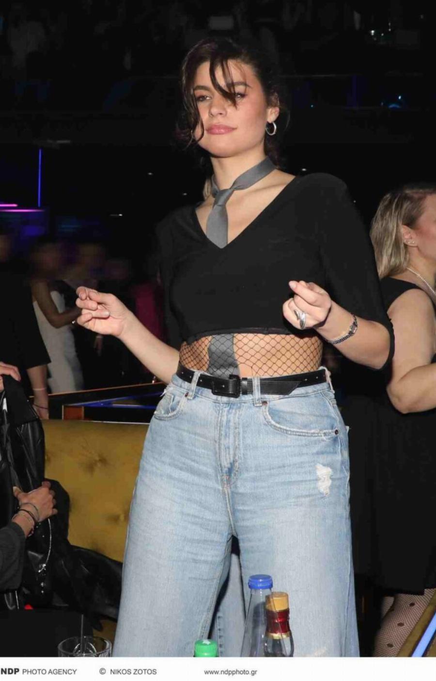 Αγαπημένη ηθοποιός τα «έσπασε» στα μπουζούκια με τις φίλες της! Ο ξέφρενος χορός που τράβηξε τα βλέμματα