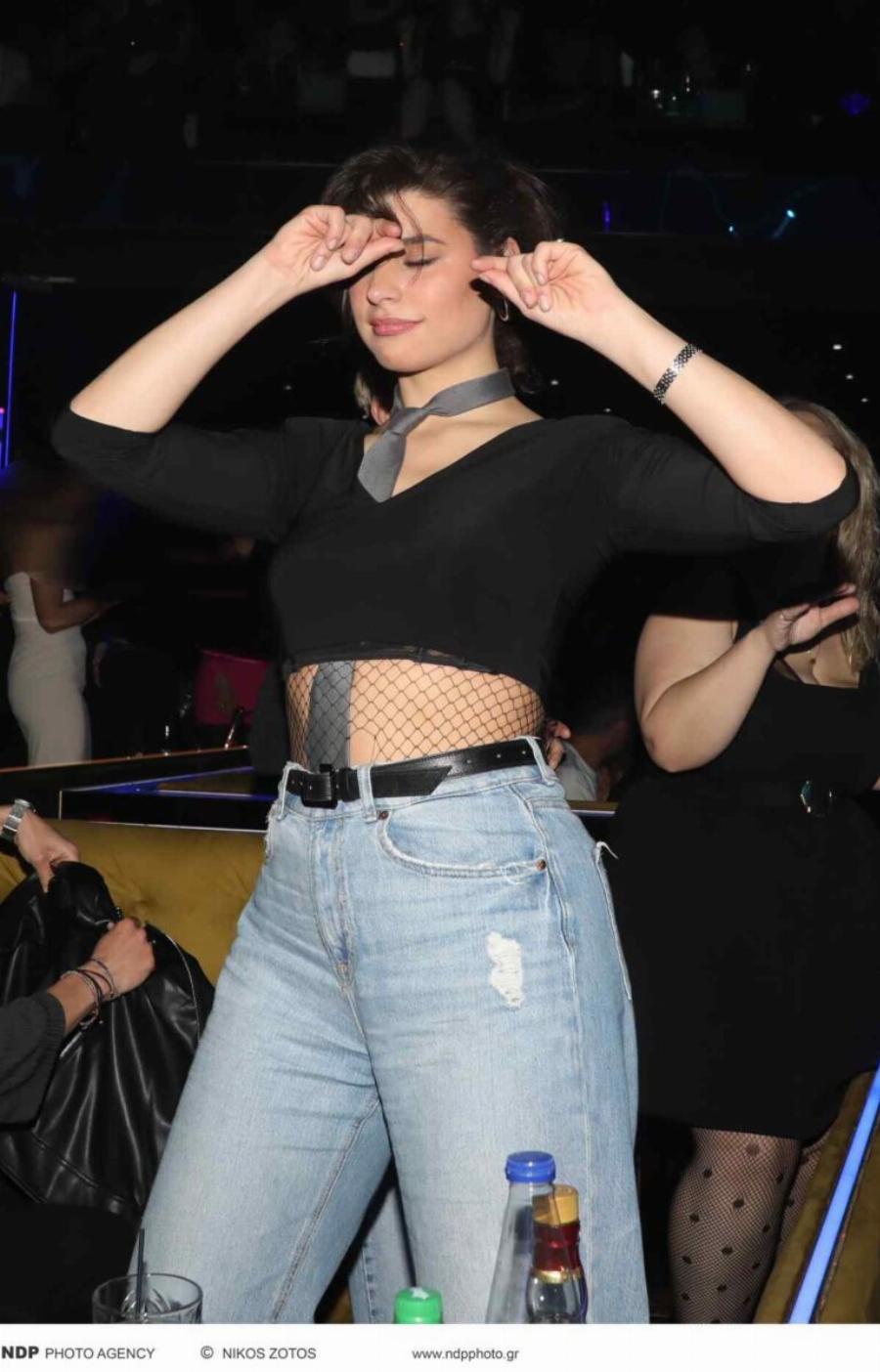 Αγαπημένη ηθοποιός τα «έσπασε» στα μπουζούκια με τις φίλες της! Ο ξέφρενος χορός που τράβηξε τα βλέμματα