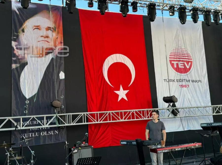 Αυτή είναι η αφίσα που είδε η Δέσποινα Βανδή και ακύρωσε τη συναυλία της στην Τουρκία