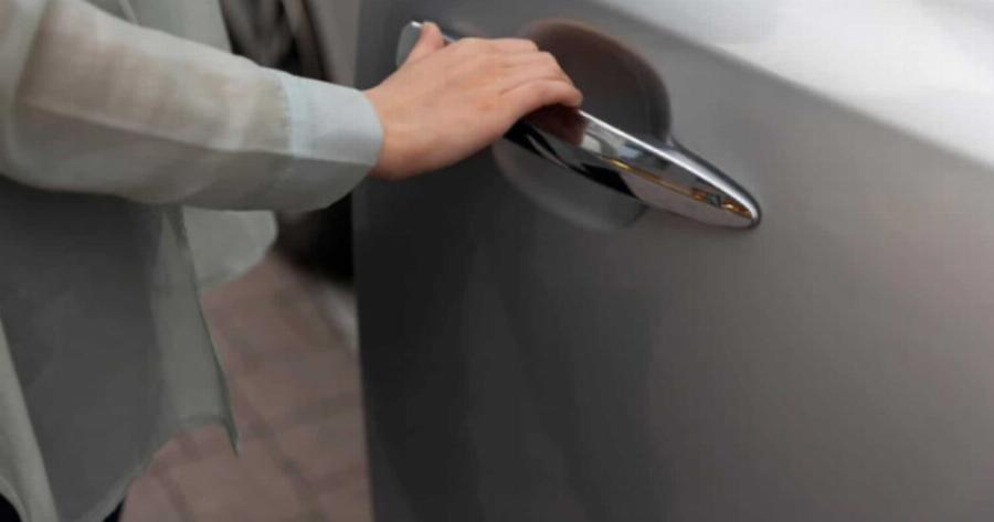 Μεγάλn προσοχń: Τι σnμαίνει εάν βρείτε ένα κέρμα στη πόρτα του αυτοκινήτου σας