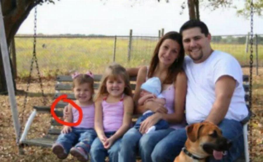 Ποια τρομακτική λεπτομέρεια σε αυτή τη φωτογραφία τους σοκάρει όλους; Μπορείς να το ανακαλύψεις;”