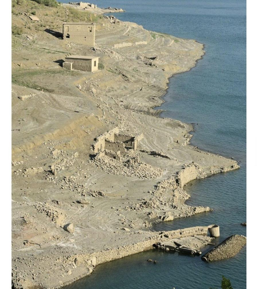 Μόρνος: Βγήκε στην επιφάνεια βυθισμένο χωριό από την λειψυδρία – Aπίστευτες φωτογραφίες