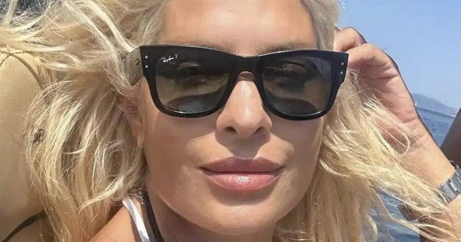 ΚΟΥΚΛΑ: Έλενη Μενεγάκη λίγο πριν τα 60 με μαγιο – Καβαλά το ποδήλατο και…