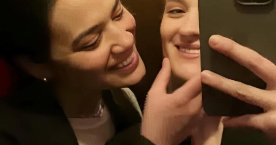 «Είμαι ομοφυλόφιλη»: Κόρη διάσημης ηθοποιού μόλις ανακοίνωσε ότι θέλει γυναίκες & μας έδειξε την σύντροφό της