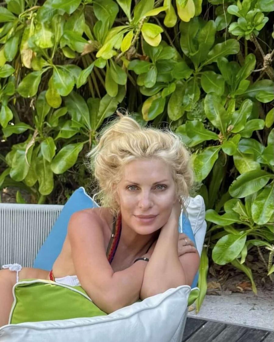 ΚΟΥΚΛΑ: Έλενη Μενεγάκη λίγο πριν τα 60 με μαγιο – Καβαλά το ποδήλατο και…