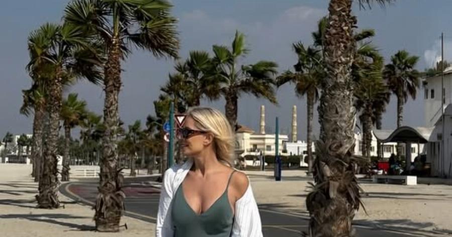 Πασίγνωστη Ελληνίδα πήγε Ντουμπάι φόρεσε ολόσωμο μαγιό και ξετpέλανε τους σεΐχηδες