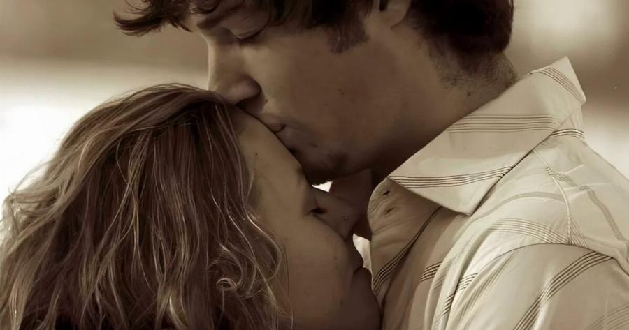 Γιατί ο σύντροφος σου σε φιλά στο μέτωπο και τι σημαίνει Γιατί και τι σημαίνει