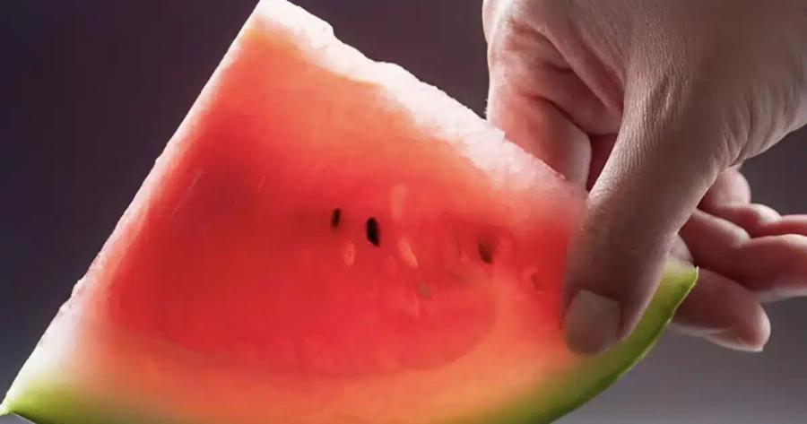 Γιατρός: Δείτε τι συμβαίνει στο σώμα σας αν τρώτε καρπούζι κάθε μέρα το καλοκαίρι