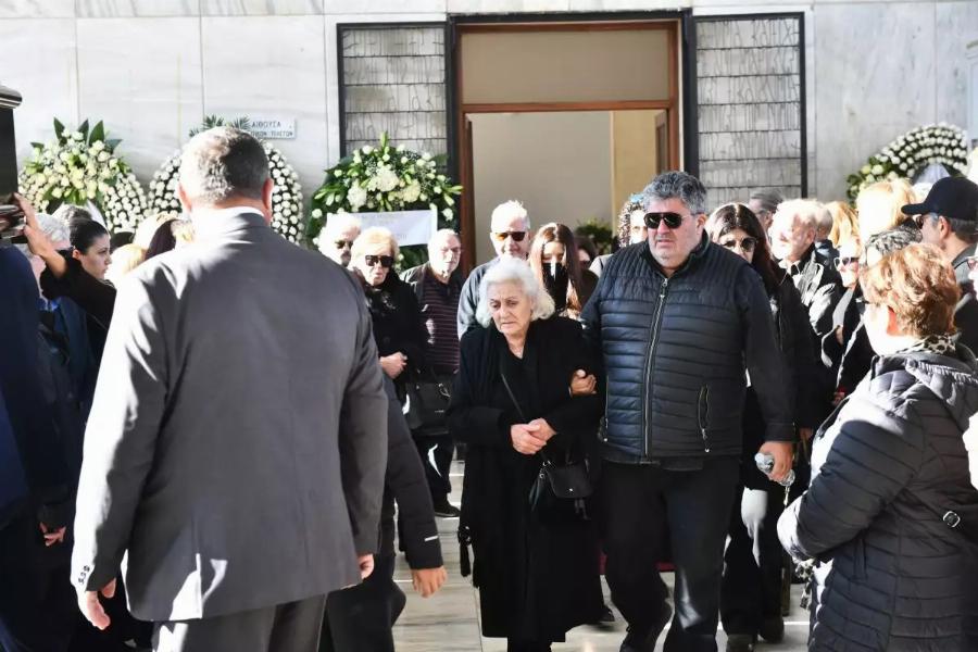 Δάκρυσαν όλοι – Θρήνος στην κηδεία του Δημήτρη Ήμελλου – Τραγική φιγούρα η μητέρα του | Φωτογραφίες