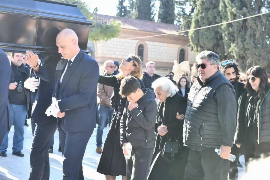 Δάκρυσαν όλοι – Θρήνος στην κηδεία του Δημήτρη Ήμελλου – Τραγική φιγούρα η μητέρα του | Φωτογραφίες