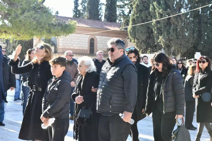 Δάκρυσαν όλοι – Θρήνος στην κηδεία του Δημήτρη Ήμελλου – Τραγική φιγούρα η μητέρα του | Φωτογραφίες
