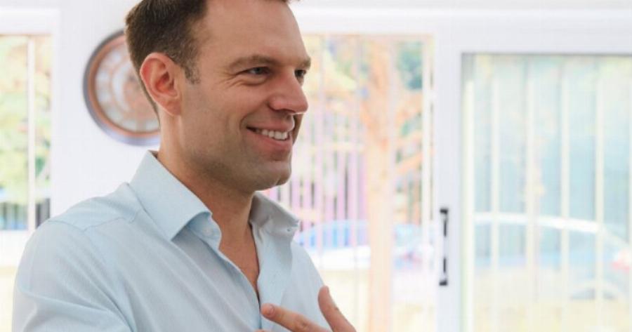 Μας έπεσε το σαγόνι με την τιμή: Μόλις κυκλοφόρησε πόσο κόστισε τελικά το γαμήλιο δείπνο Κασσελάκη-Τάιλερ