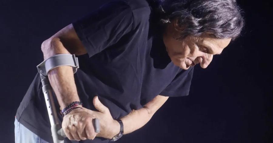 Avnσuxiα για τον Βασίλη Παπακωνσταντίνου – Με πατερίτσες σε συναυλία στο Ναύπλιο – Φωτoγραφίες