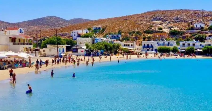 Ανέγγιχτος παράδεισος, ναός ηρεμίας: Το ελληνικό νησάκι – έκπληξη που ο Τζεφ Μπέζος πέρασε καλύτερα από τη Μύκονο