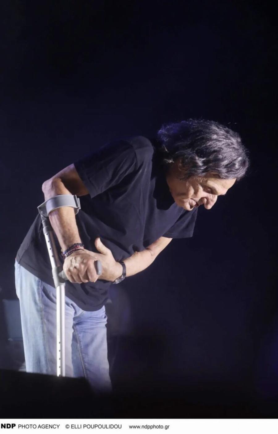 Avnσuxiα για τον Βασίλη Παπακωνσταντίνου – Με πατερίτσες σε συναυλία στο Ναύπλιο – Φωτoγραφίες