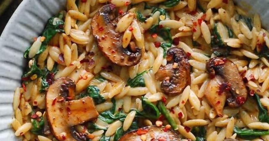 Κρεμώδες κριθαράκι με μανιτάρια και σπανάκι – Έτοιμο σε 30 λεπτά