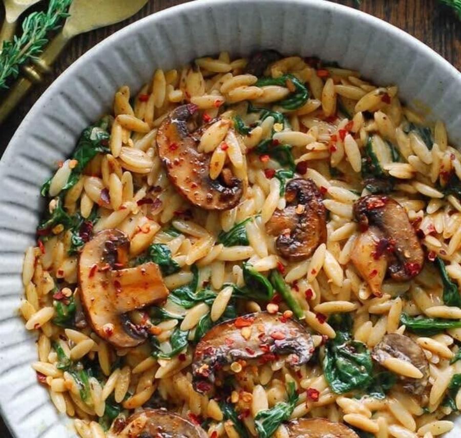 Κρεμώδες κριθαράκι με μανιτάρια και σπανάκι – Έτοιμο σε 30 λεπτά