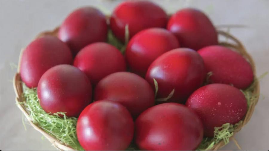 Μεγάλη Πέμπτη: Γιατί πρέπει να βάψετε τα αβγά σας αργά το βράδυ – Η μέρα που η Παναγία «έβαψε» τα 1α αβγά με… δάκρυα