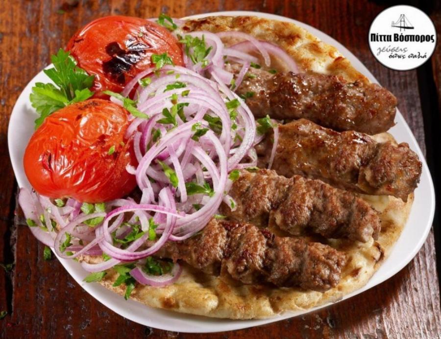 Σουβλάκι και πεϊνιρλί σ’ ένα: Το σουβλατζίδικο, στον Άγιο Δημήτριο, με γεύσεις από τα παλιά που θα απογειώσει τον ουρανίσκο σου