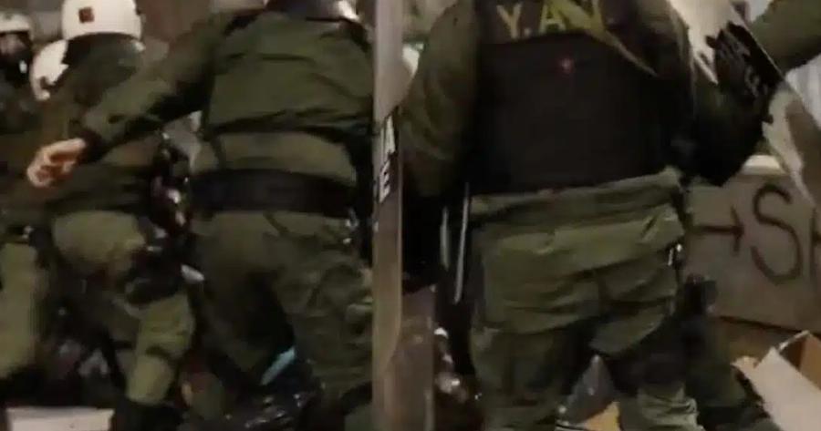 Συλλαλητήριο για τα Τέμπη: Άνδρες των ΜΑΤ πέταξαν διαδηλωτή σε κάδους και του πίεζαν το πρόσωπο στα σκουπίδια