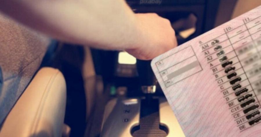 Τέλος η οδήγηση και για τους 60άρηδες; Η τεράστια αλλαγή που έρχεται στα διπλώματα