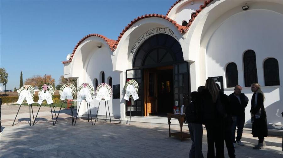 Θρήνoς στην κηδεία της Βέφας Αλεξιάδου – Συγκίνηση για την αγαπημένη μαγείρισσα