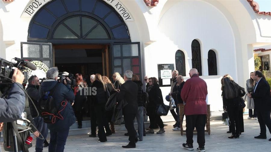 Θρήνoς στην κηδεία της Βέφας Αλεξιάδου – Συγκίνηση για την αγαπημένη μαγείρισσα