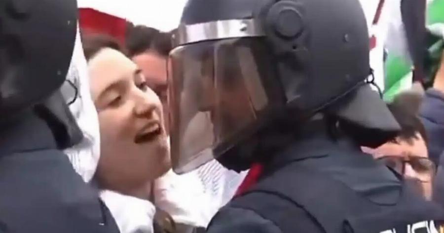 Aπiστεuτoς Epωτας σε πορεία: Διαδηλώτρια φλέpταpε ΜΑΤατζή κι εκείνος κοκκίνισε