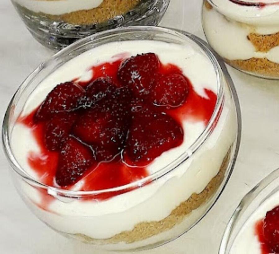 Ατομικά γλυκάκια ψυγείου τύπου cheesecake με φράουλες