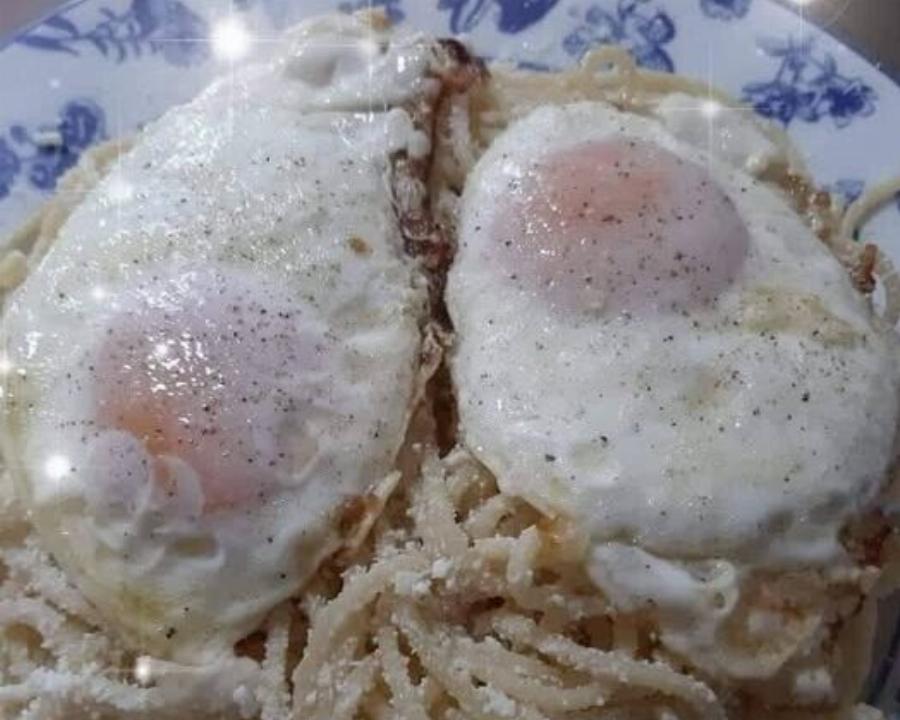 Μανιάτικη τσουχτή με μυζήθρα και αυγό – Η παραδοσιακή μακαρονάδα που απογειώνεται