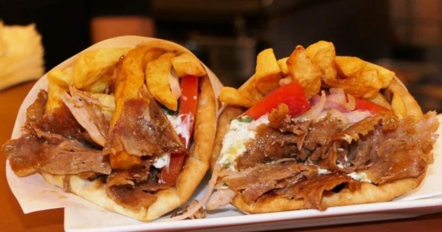 Σουβλάκι και πεϊνιρλί σ’ ένα: Το σουβλατζίδικο, στον Άγιο Δημήτριο, με γεύσεις από τα παλιά που θα απογειώσει τον ουρανίσκο σου