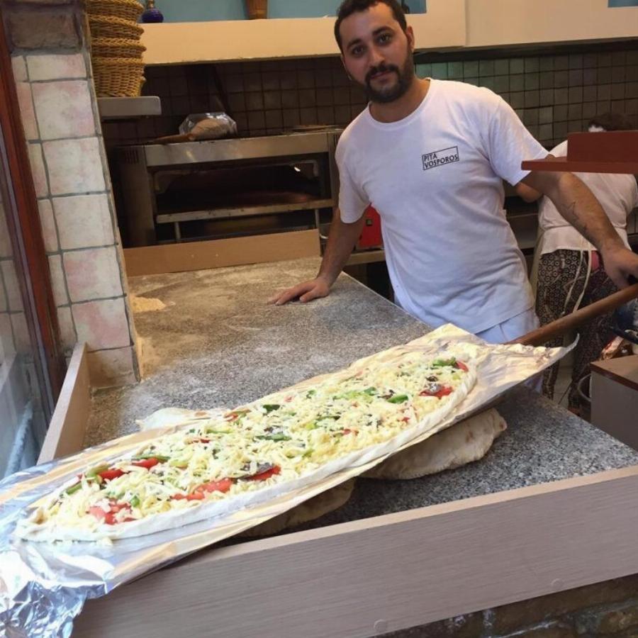 Σουβλάκι και πεϊνιρλί σ’ ένα: Το σουβλατζίδικο, στον Άγιο Δημήτριο, με γεύσεις από τα παλιά που θα απογειώσει τον ουρανίσκο σου