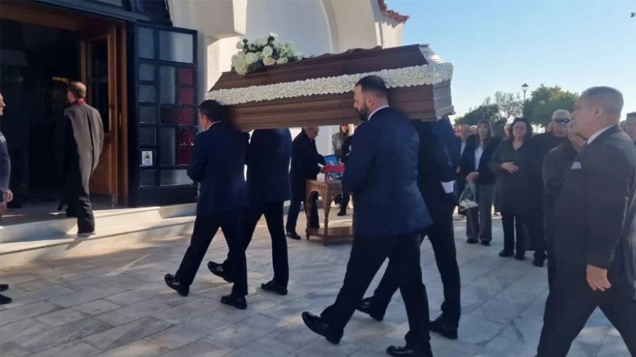 Θρήνoς στην κηδεία της Βέφας Αλεξιάδου – Συγκίνηση για την αγαπημένη μαγείρισσα