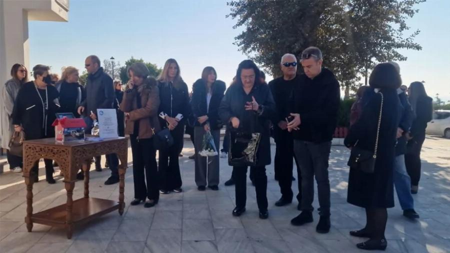 Θρήνoς στην κηδεία της Βέφας Αλεξιάδου – Συγκίνηση για την αγαπημένη μαγείρισσα