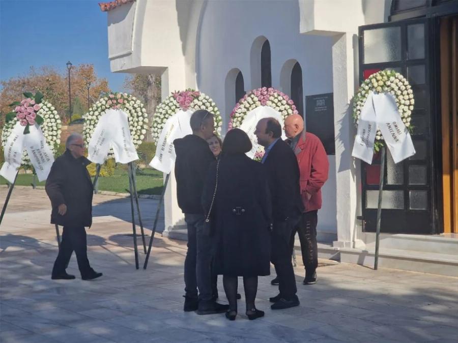 Θρήνoς στην κηδεία της Βέφας Αλεξιάδου – Συγκίνηση για την αγαπημένη μαγείρισσα