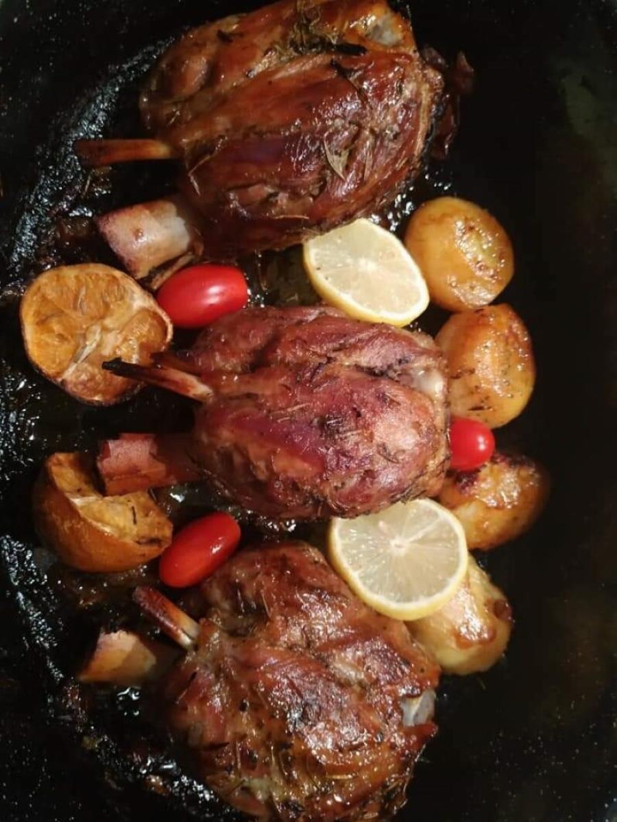 Το μυστικό για ζουμερό κότσι στη γάστρα – πορτοκάλι, μέλι και σκόρδο