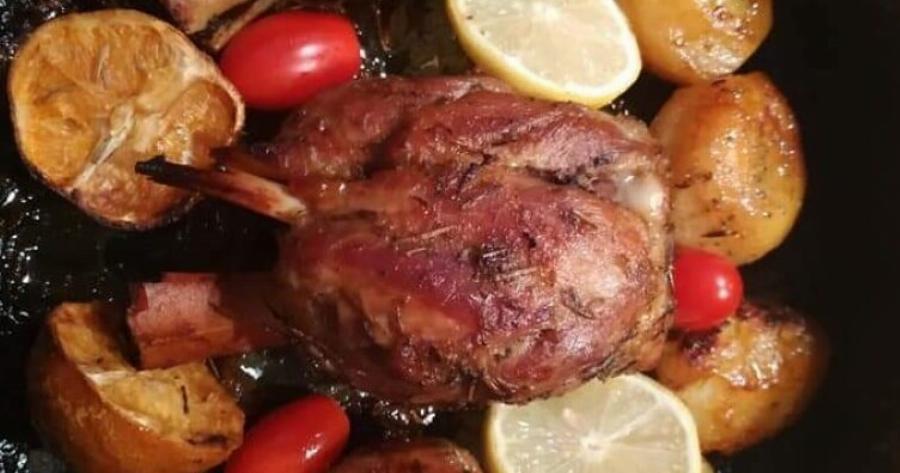 Το μυστικό για ζουμερό κότσι στη γάστρα – πορτοκάλι, μέλι και σκόρδο