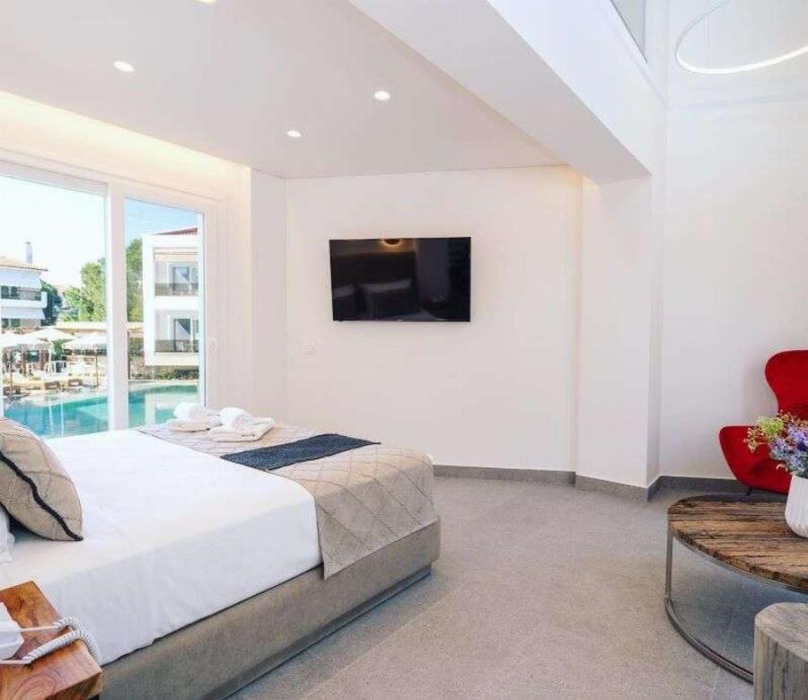 Άφησε τα γκολ ο Δημήτρης Πέλκας, άνοιξε ξενοδοχείο στη Χαλκιδική και είναι η επιτομή της πολυτελείας