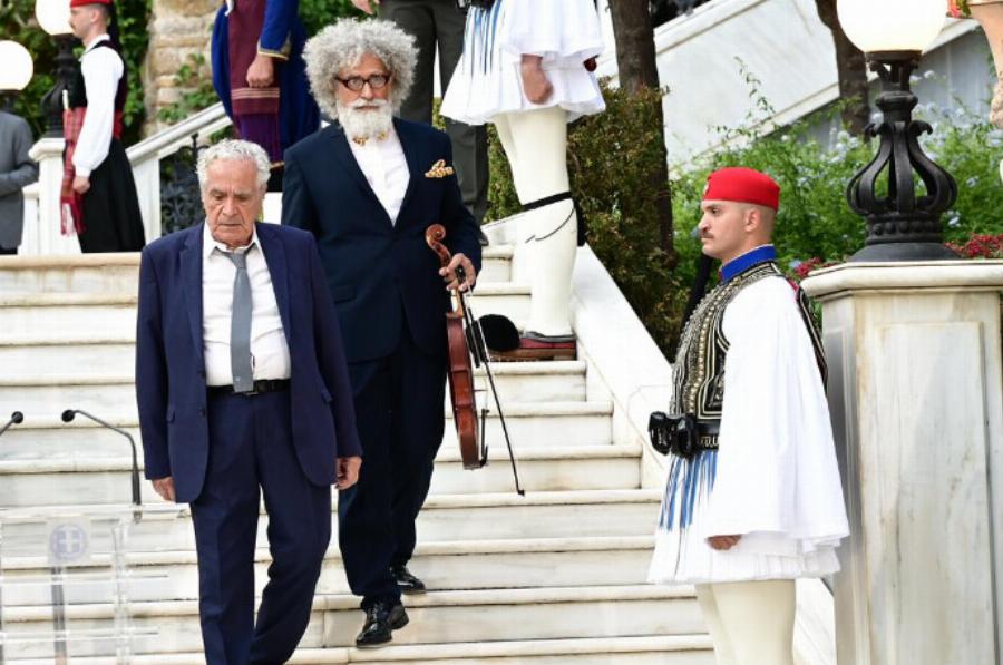Προεδρικό Μέγαρο: Ο καλεσμένος που εμφανίστηκε πριν 2 χρόνια με σαγιονάρα, φέτος επέστρεψε και έκλεψε την παράσταση