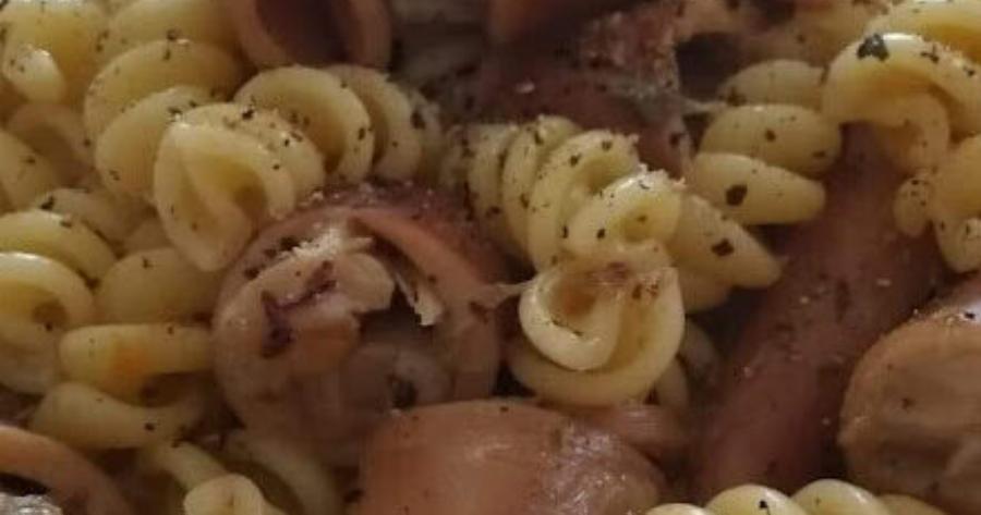 Το πιο εύκολο φαγητό κατσαρόλας: Καλαμαράκια με ζυμαρικά και σάλτσα που χυλώνουν τέλεια!