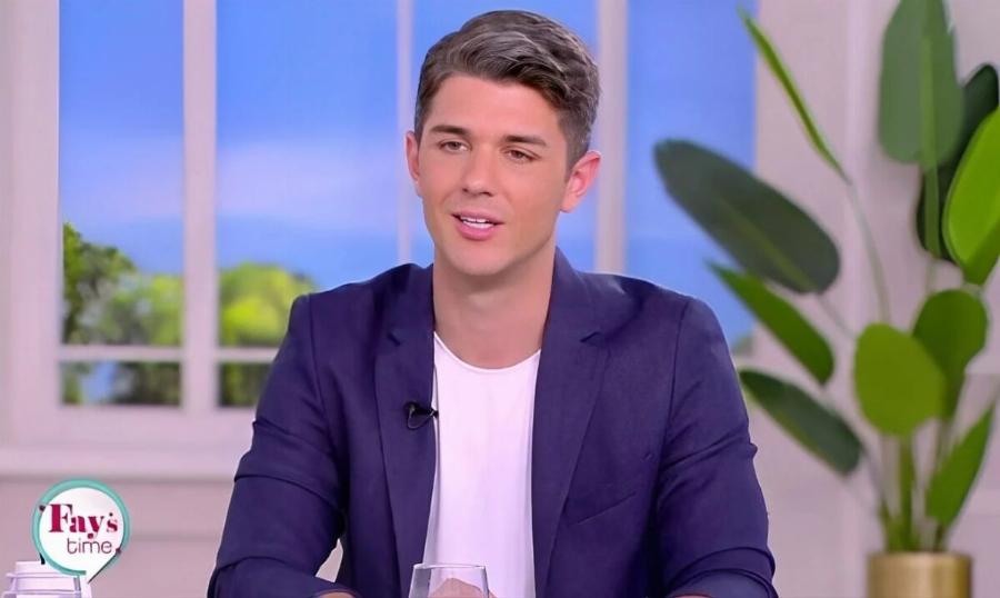 Αναγνωρίζετε τον μπόμπιρα της φωτογραφίας; Είναι Έλληνας παρουσιαστής