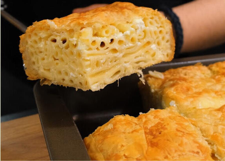 Μακαρονόπιτα με φέτα που εξαφανίζεται σε λεπτά