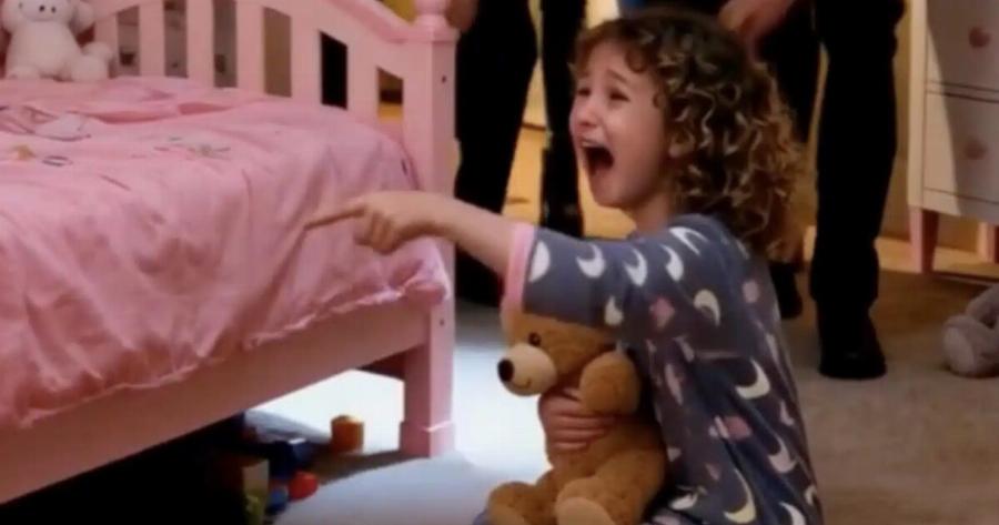 Μικρό κορίτσι 5 ετών κάλεσε το 100 ψιθυρίζοντας: «Κάποιος είναι κάτω από το κρεβάτι μου» — μέχρι που οι αστυνομικοί κοίταξαν από κάτω και Avακάλuψαv το Aδιαvonτo