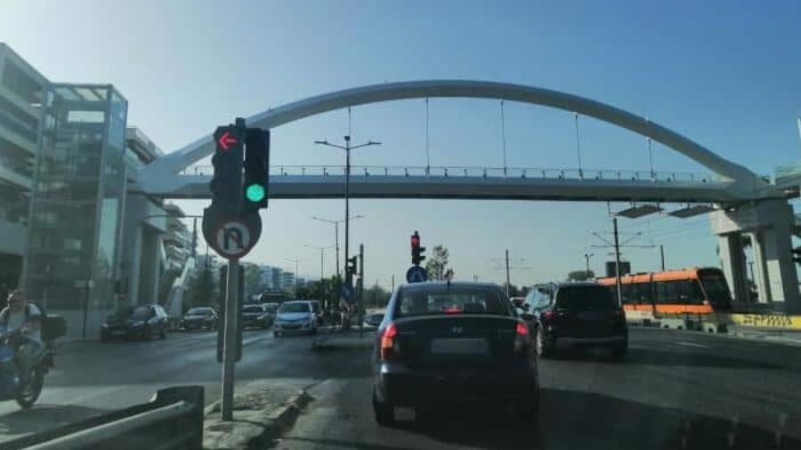 Ήρθε το 1ο «έξυπνο» φανάρι στην Ελλάδα: Γράφει κλήση αν περάσουμε με κόκκινο